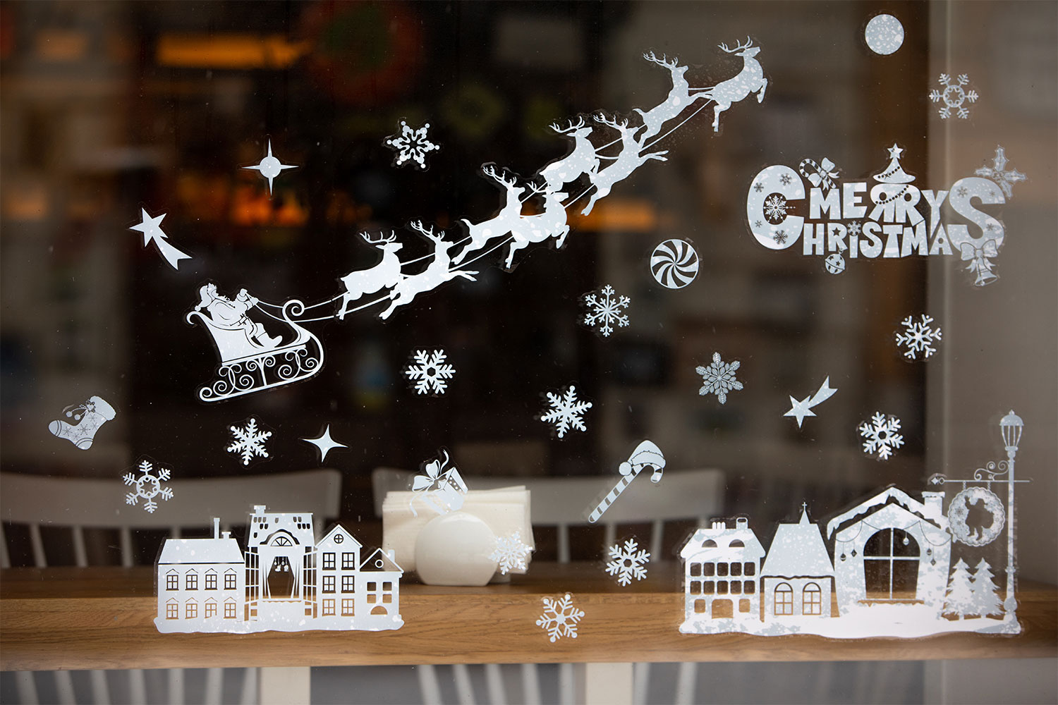 Déco de Noël : 10 idées pour décorer ses vitres avec un feutre