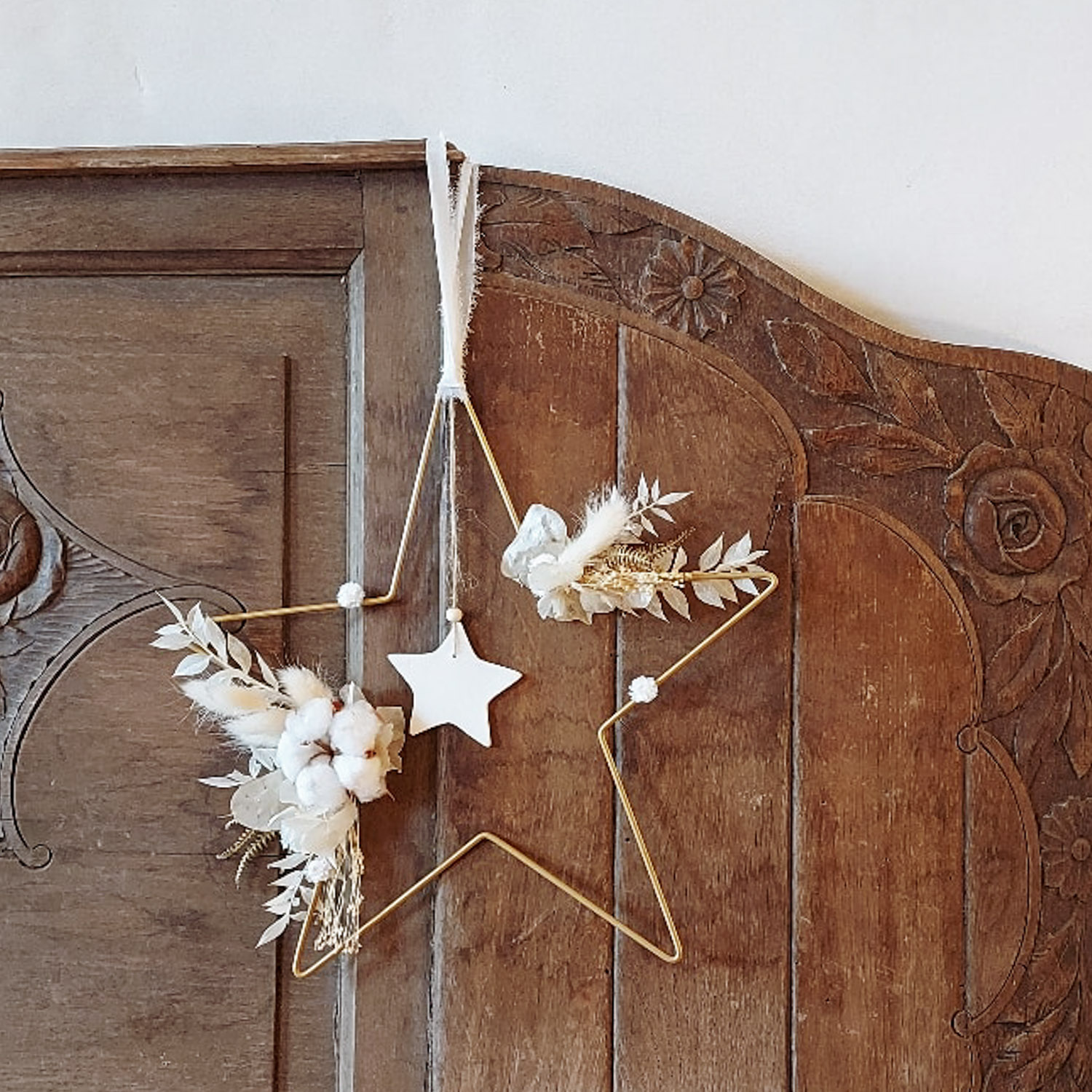 suspension de fleurs séchées blanche et dorée l'étoile de noël