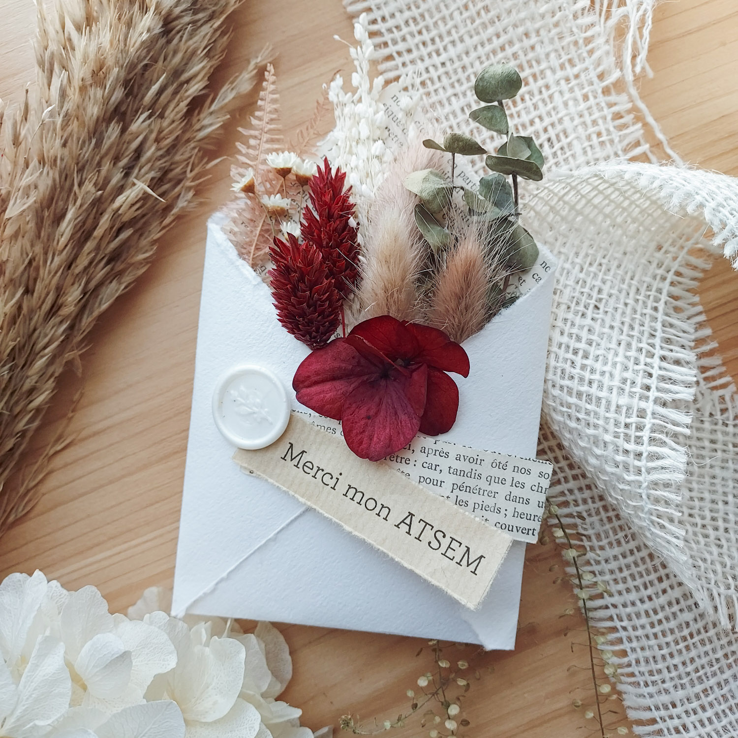enveloppe fleurie en papier recyclé et fleurs séchées enveloppe fleurie en papier recyclé et fleurs séchées