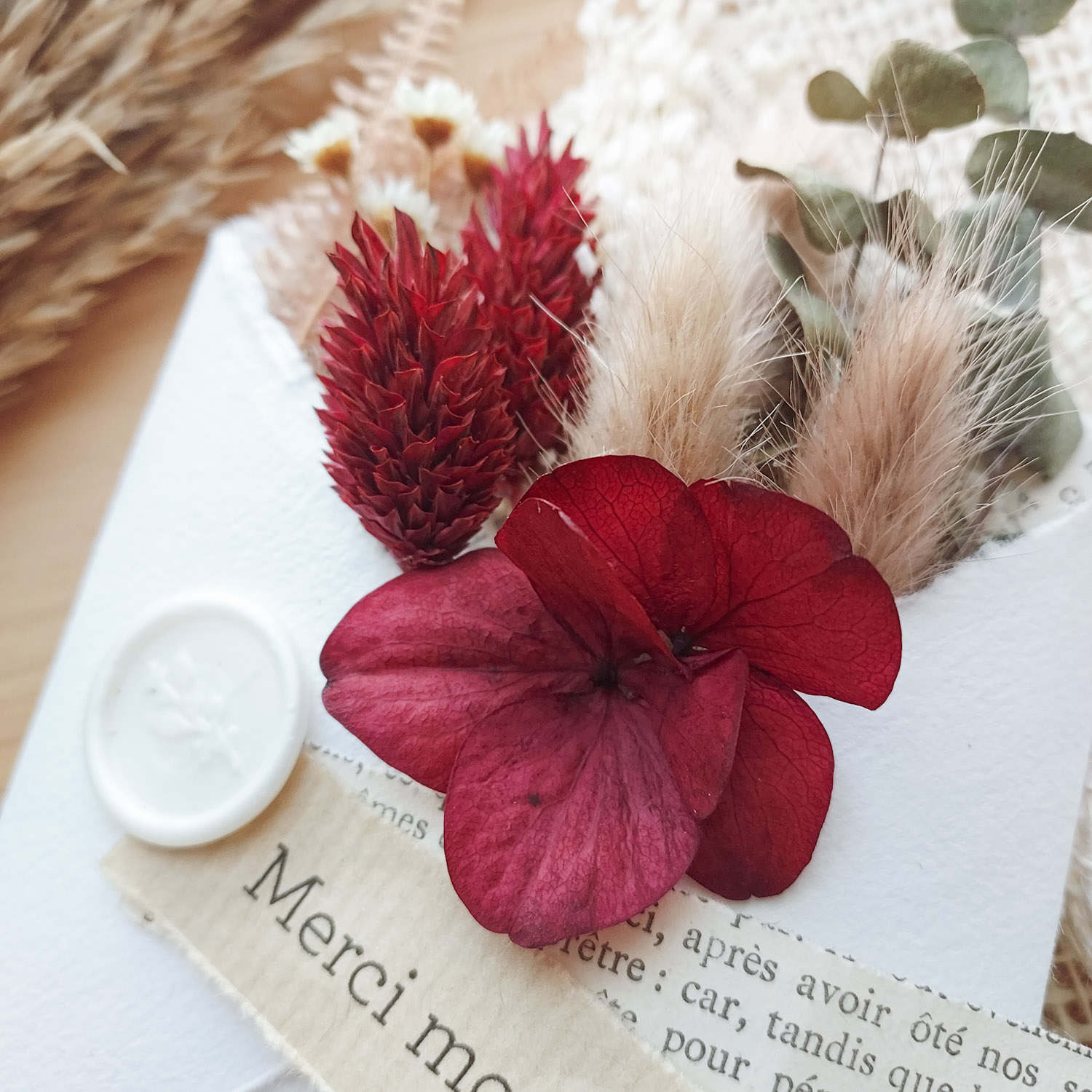 enveloppe fleurie en papier recyclé et fleurs séchées enveloppe fleurie en papier recyclé et fleurs séchées